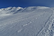 18 Calzando ramponi salgo la cresta sud-ovest su neve dura